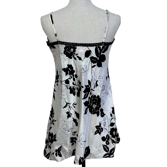 Victoria’s Secret Flyaway Babydoll - Picture 3 of 7